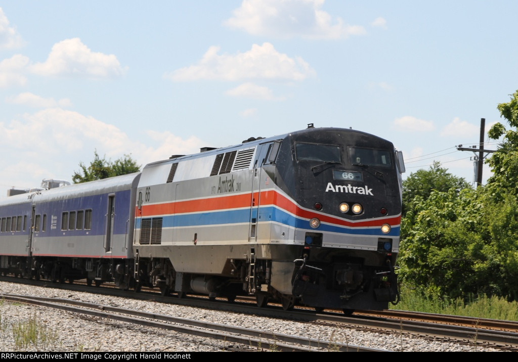 AMTK 66 leads train 74 northbound